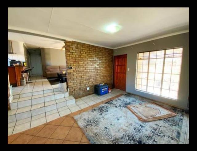 4 BEDROOM TOWNHOUSE FOR SALE IN CASTLEVIEW